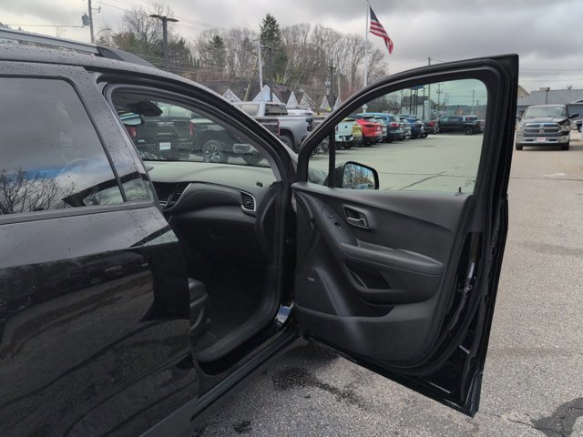 Used 2019 Chevrolet Trax LT w/ Sun & Sound Package image 28