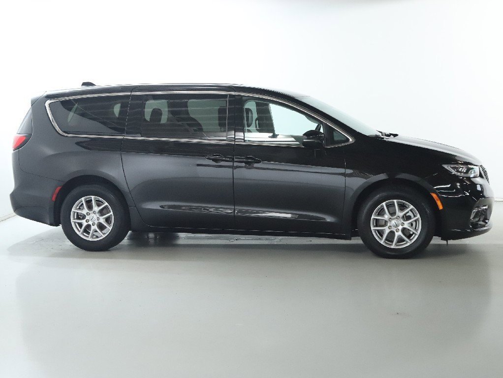 Used 2024 Chrysler Pacifica Touring-L image 11