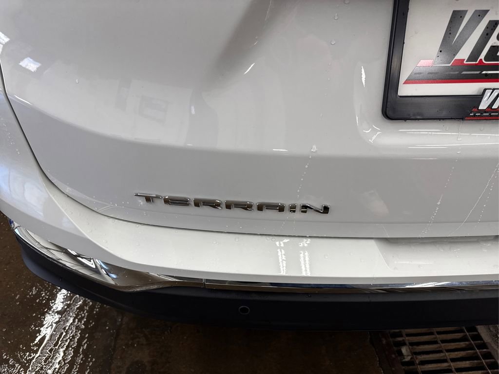 Used 2024 GMC Terrain SLT image 15