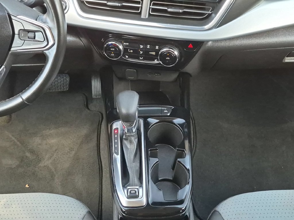 Used 2025 Chevrolet Trax LT w/ LT Convenience Package FWD image 24