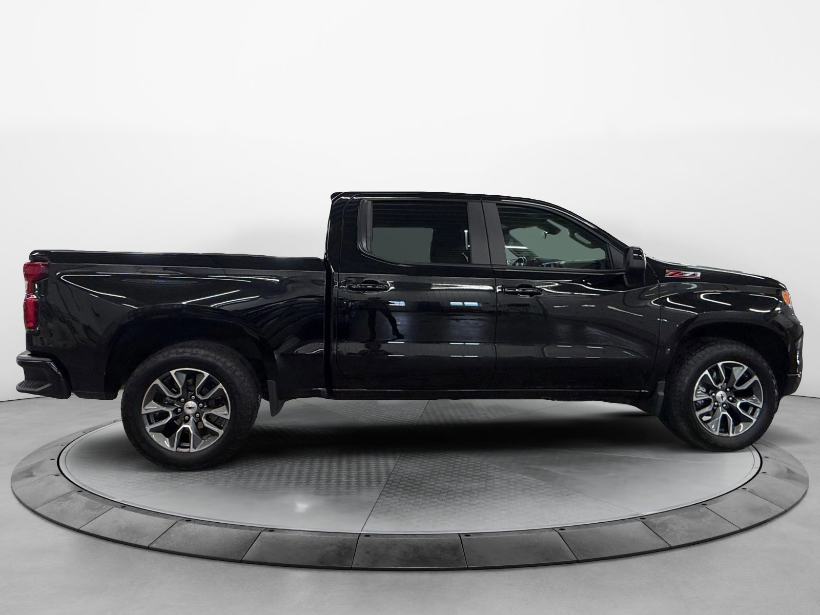 Used 2024 Chevrolet Silverado 1500 RST AWD/4WD image 2