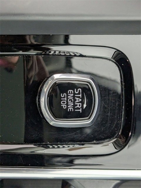 Used 2025 Volvo XC60 B5 Plus image 25