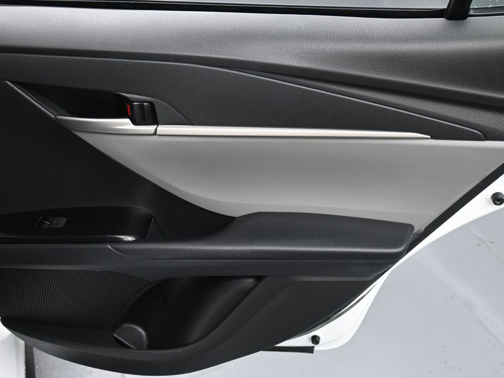 Used 2025 Toyota Camry SE w/ Convenience Package image 15