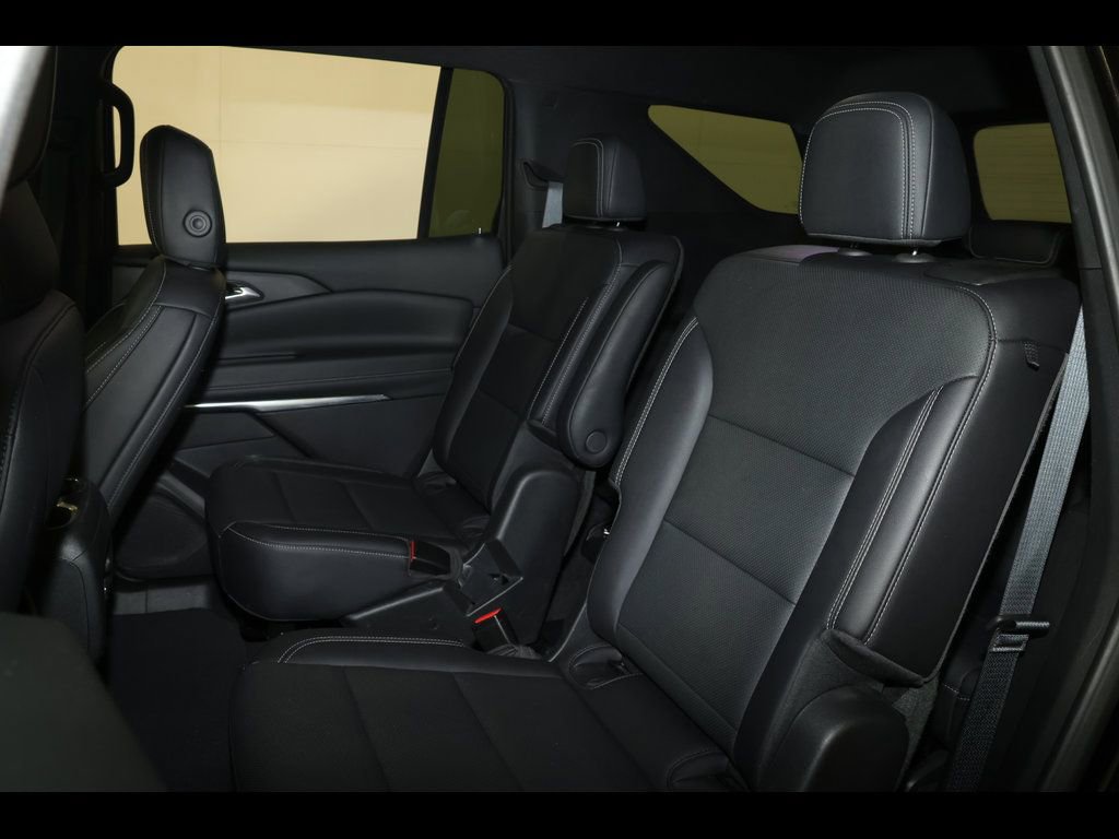 Used 2025 Chevrolet Traverse LT image 27