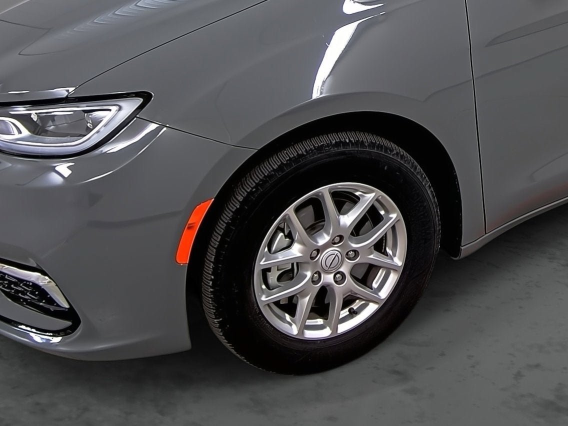 Used 2025 Chrysler Pacifica Select FWD image 7
