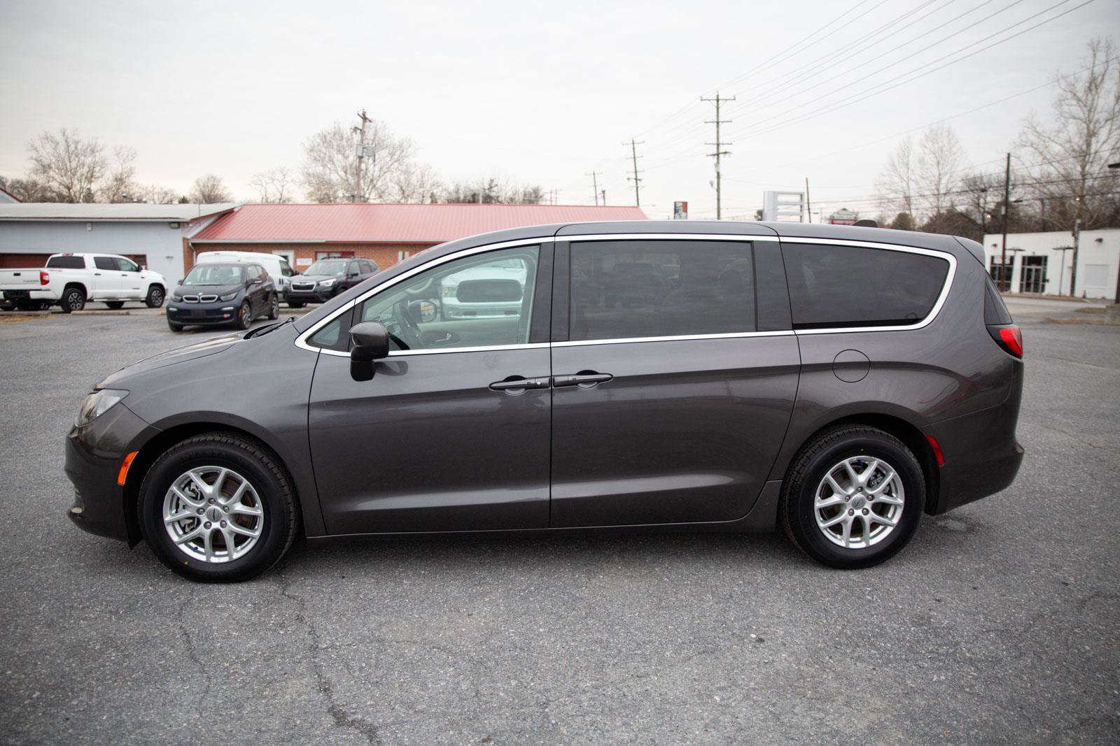 Used 2023 Chrysler Voyager LX image 6