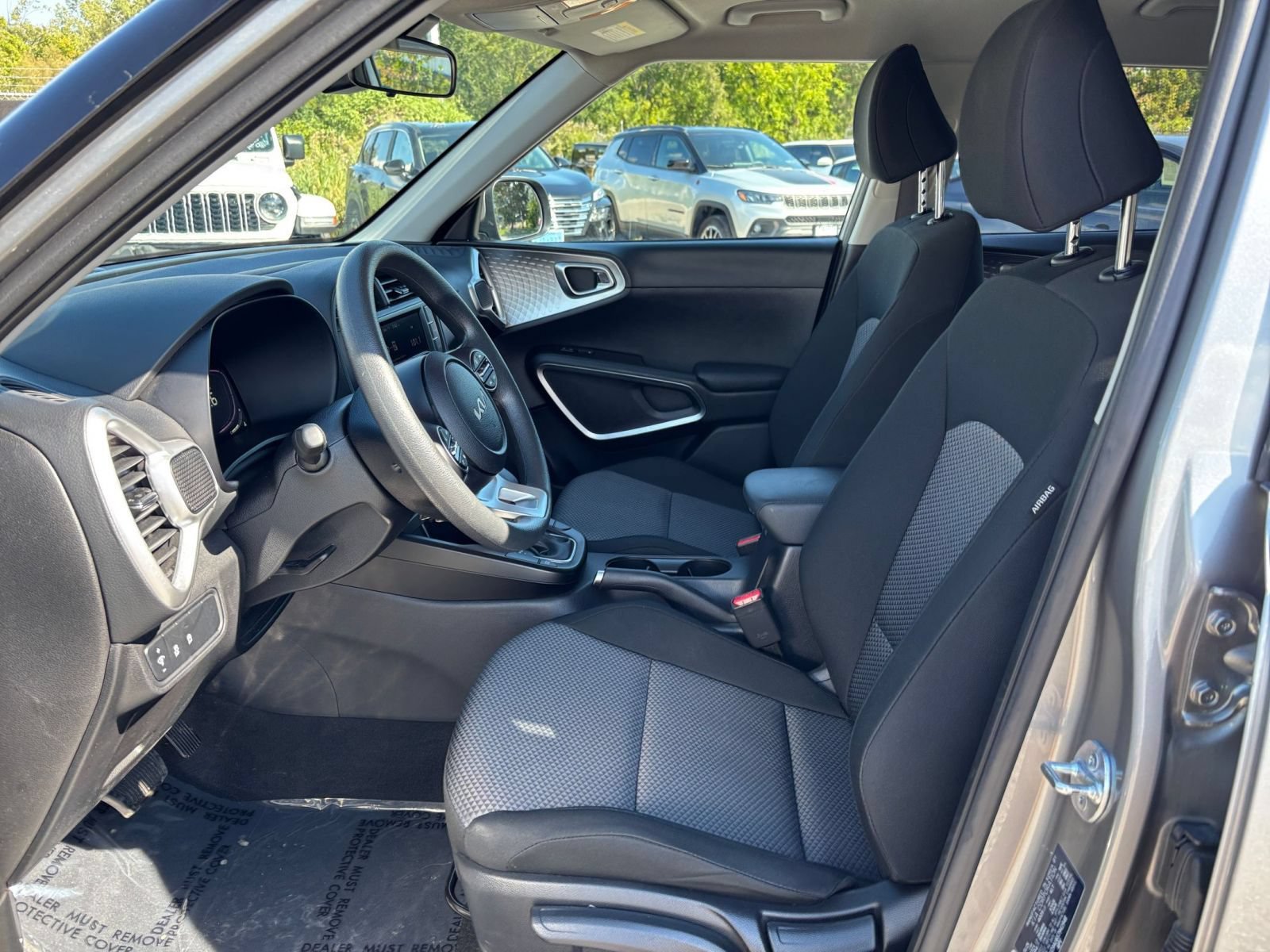 Used 2025 Kia Soul LX w/ LX Technology Package FWD image 25