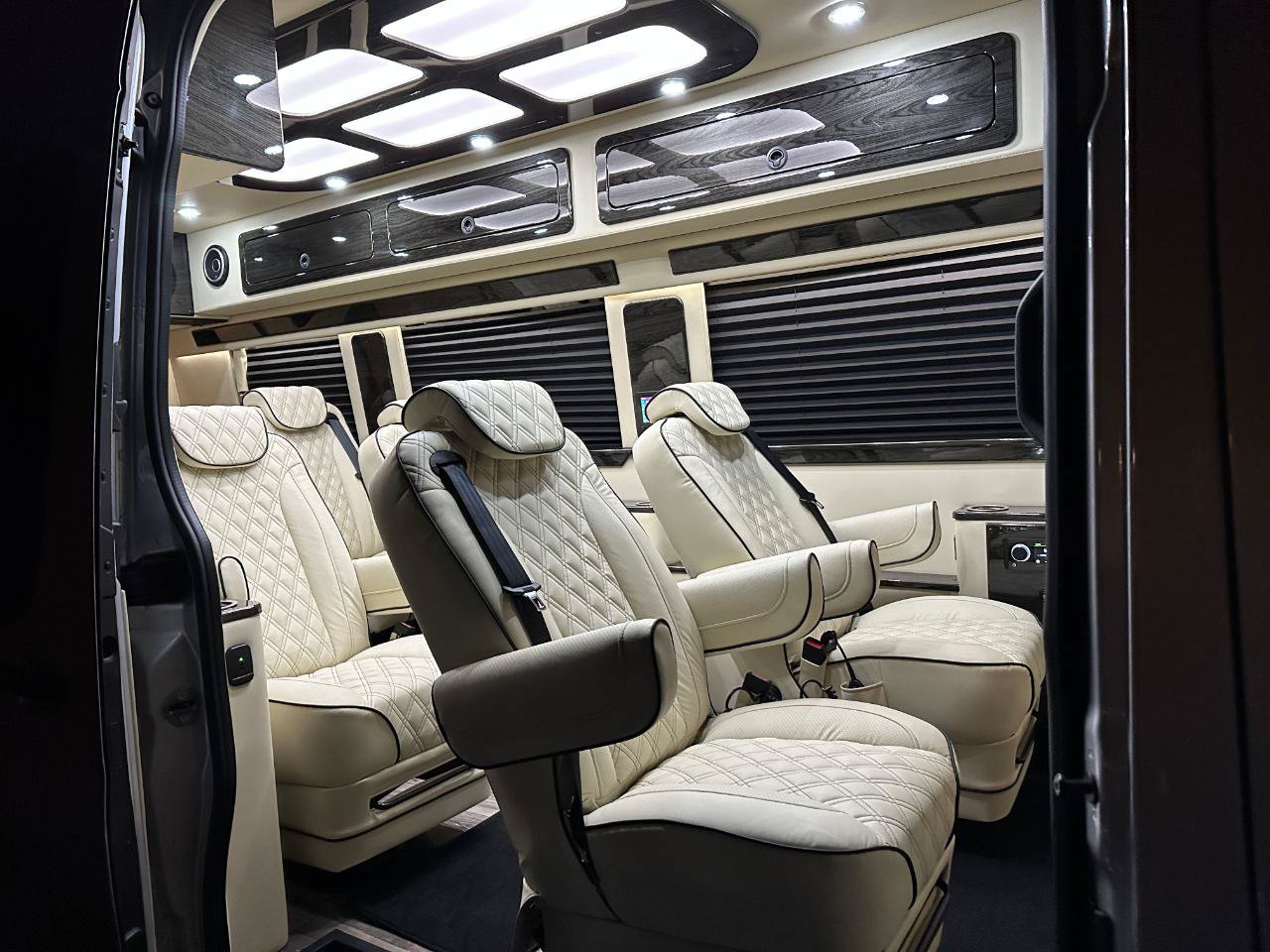 Used 2024 Mercedes-Benz Sprinter 3500 image 2