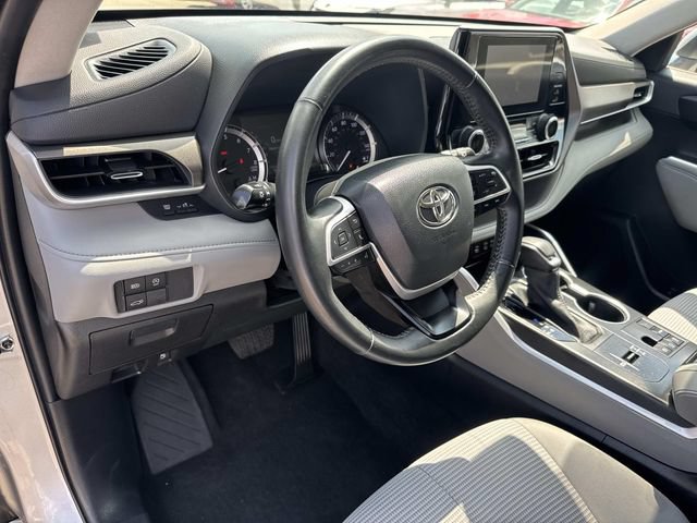 Used 2023 Toyota Highlander LE FWD image 23