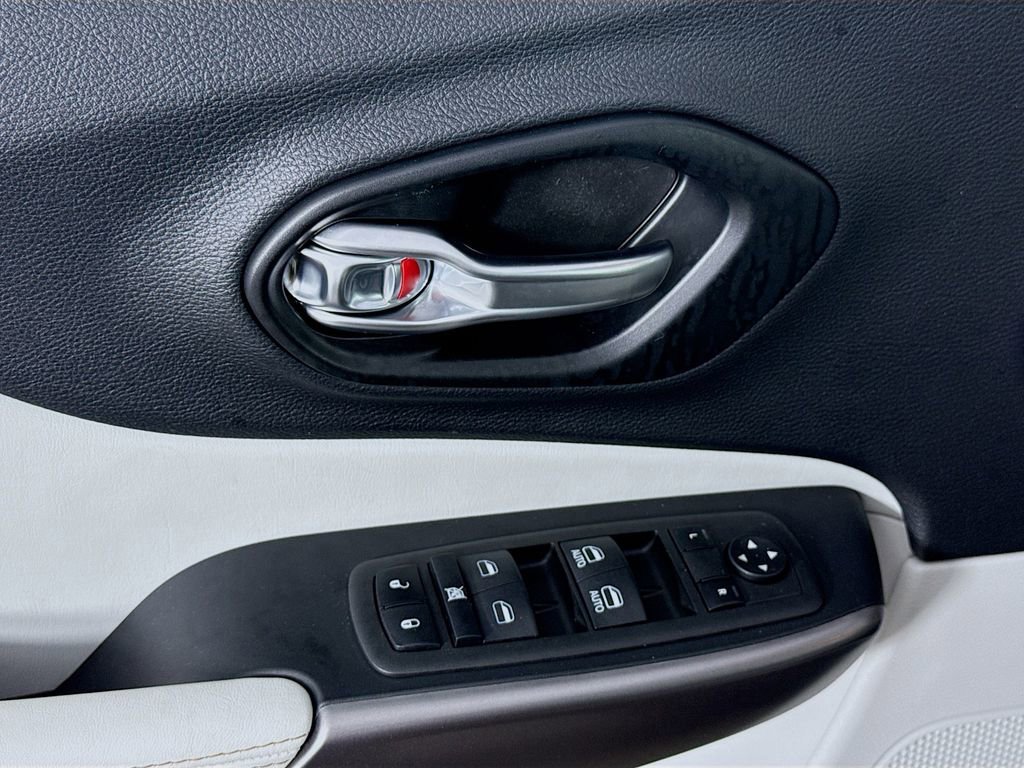 Used 2022 Jeep Cherokee Latitude Lux w/ Sun & Sound Group image 17