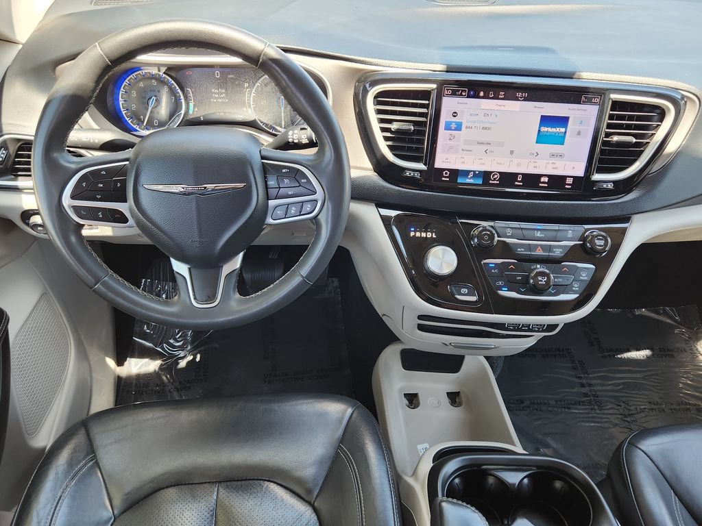 Used 2022 Chrysler Pacifica Touring-L FWD image 3