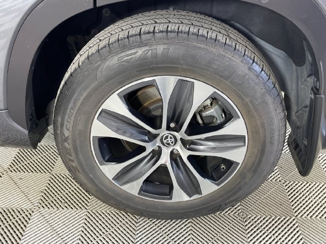 Used 2020 Toyota Highlander XLE AWD/4WD image 19