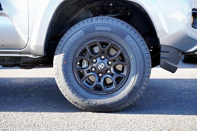 Used 2022 Toyota Tacoma SR5 RWD image 8