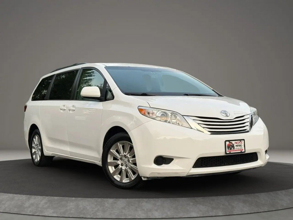 Used 2015 Toyota Sienna LE AWD/4WD image 1