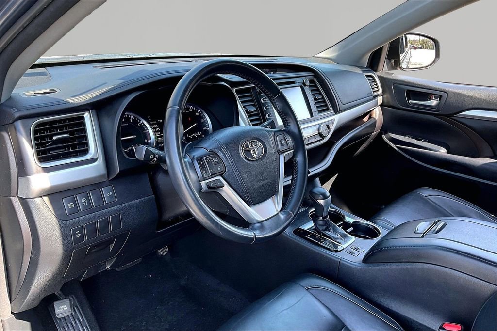 Used 2017 Toyota Highlander XLE image 12