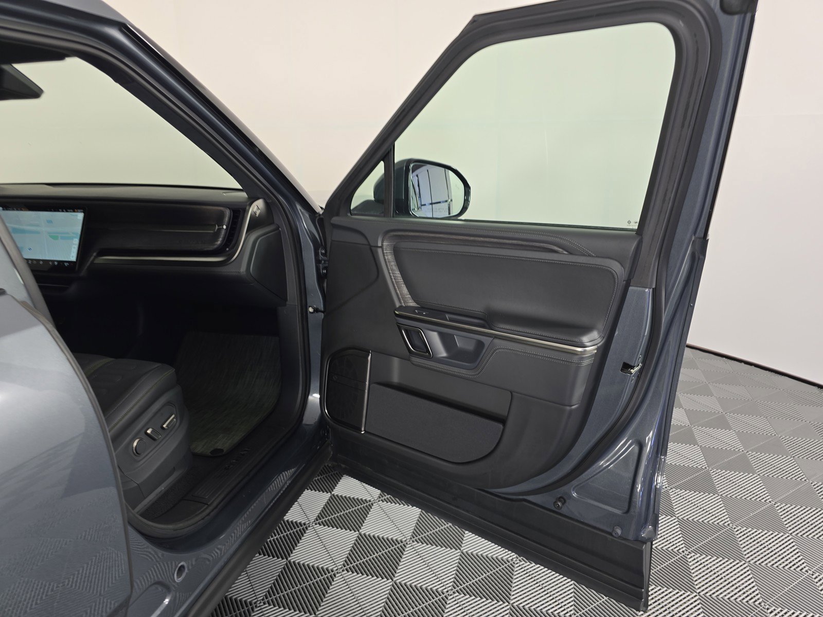 Used 2023 Rivian R1T Adventure AWD/4WD image 18