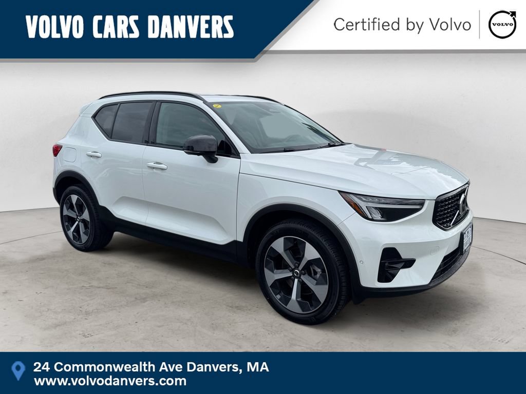 Certified 2025 Volvo XC40 B5 Plus AWD/4WD image 1