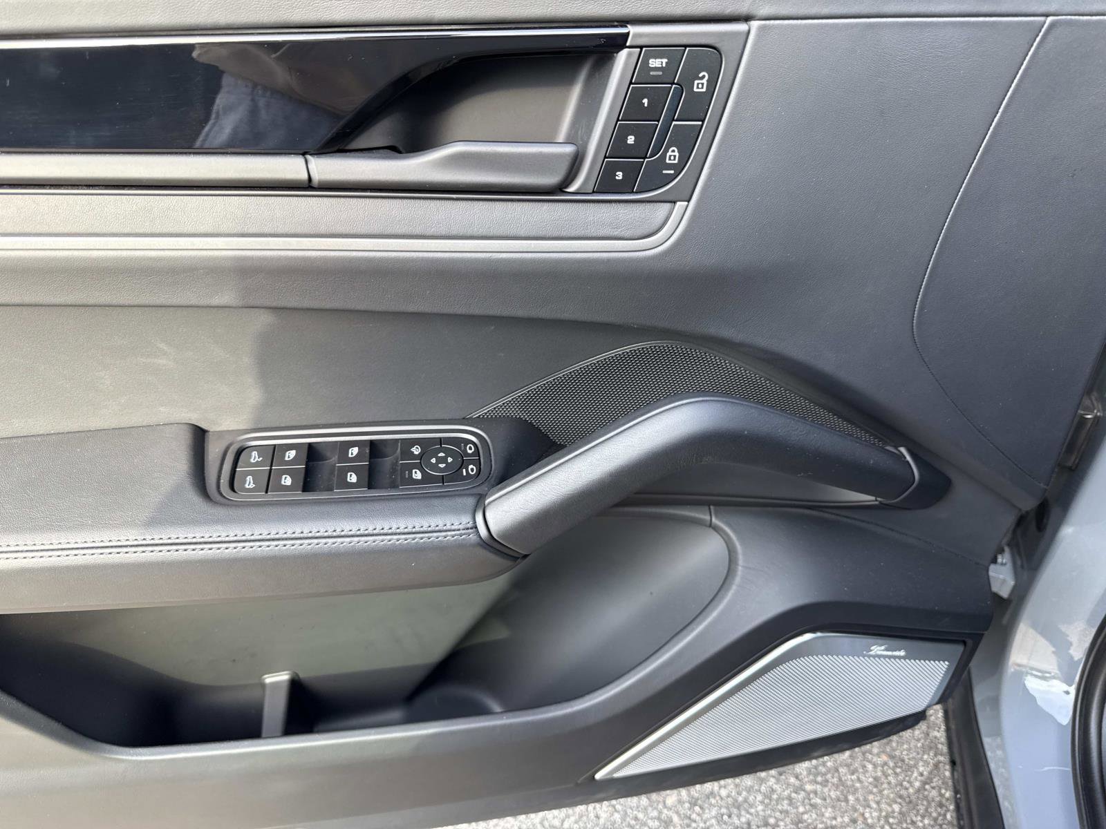 Used 2025 Porsche Cayenne Turbo GT image 21