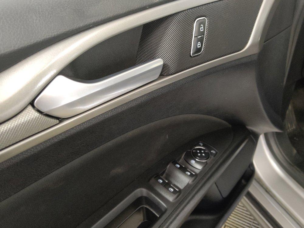 Used 2020 Ford Fusion SE FWD image 27