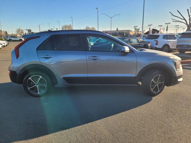 Used 2025 Kia Niro LX image 3