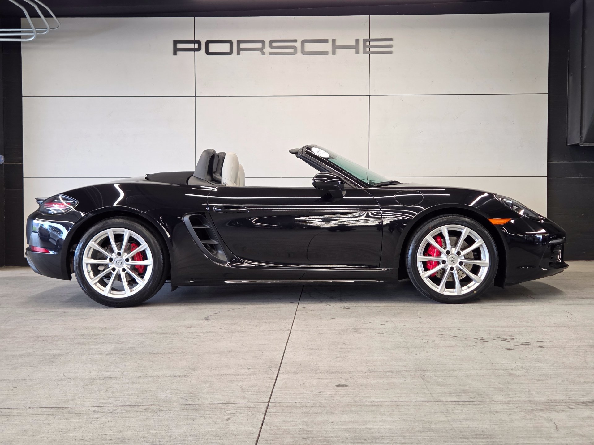 Certified 2025 Porsche 718 Boxster S RWD image 24
