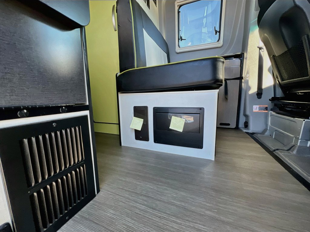 Used 2018 Mercedes-Benz Sprinter 2500 image 42