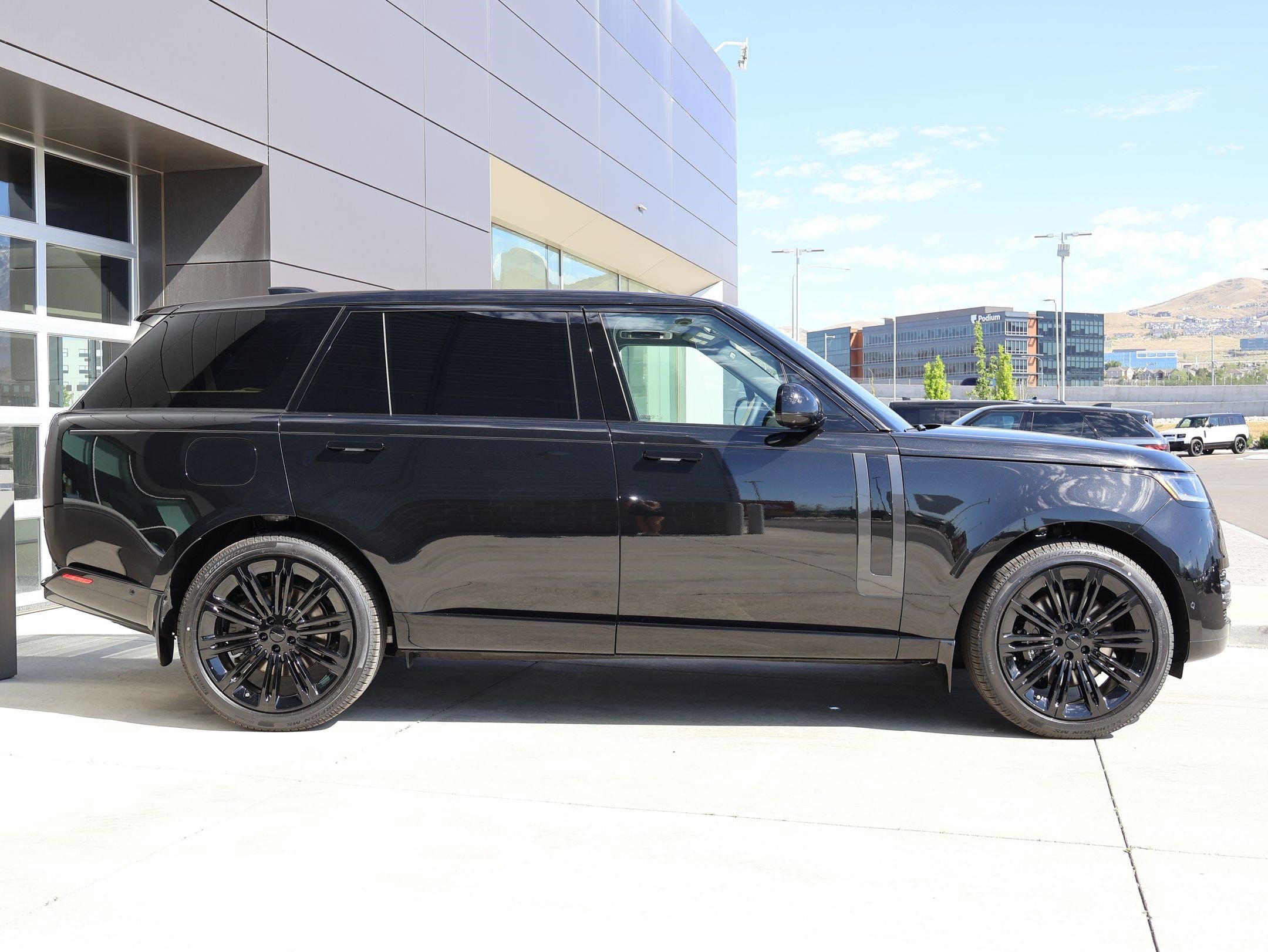 New 2026 Land Rover Range Rover Long Wheelbase SE AWD/4WD image 4