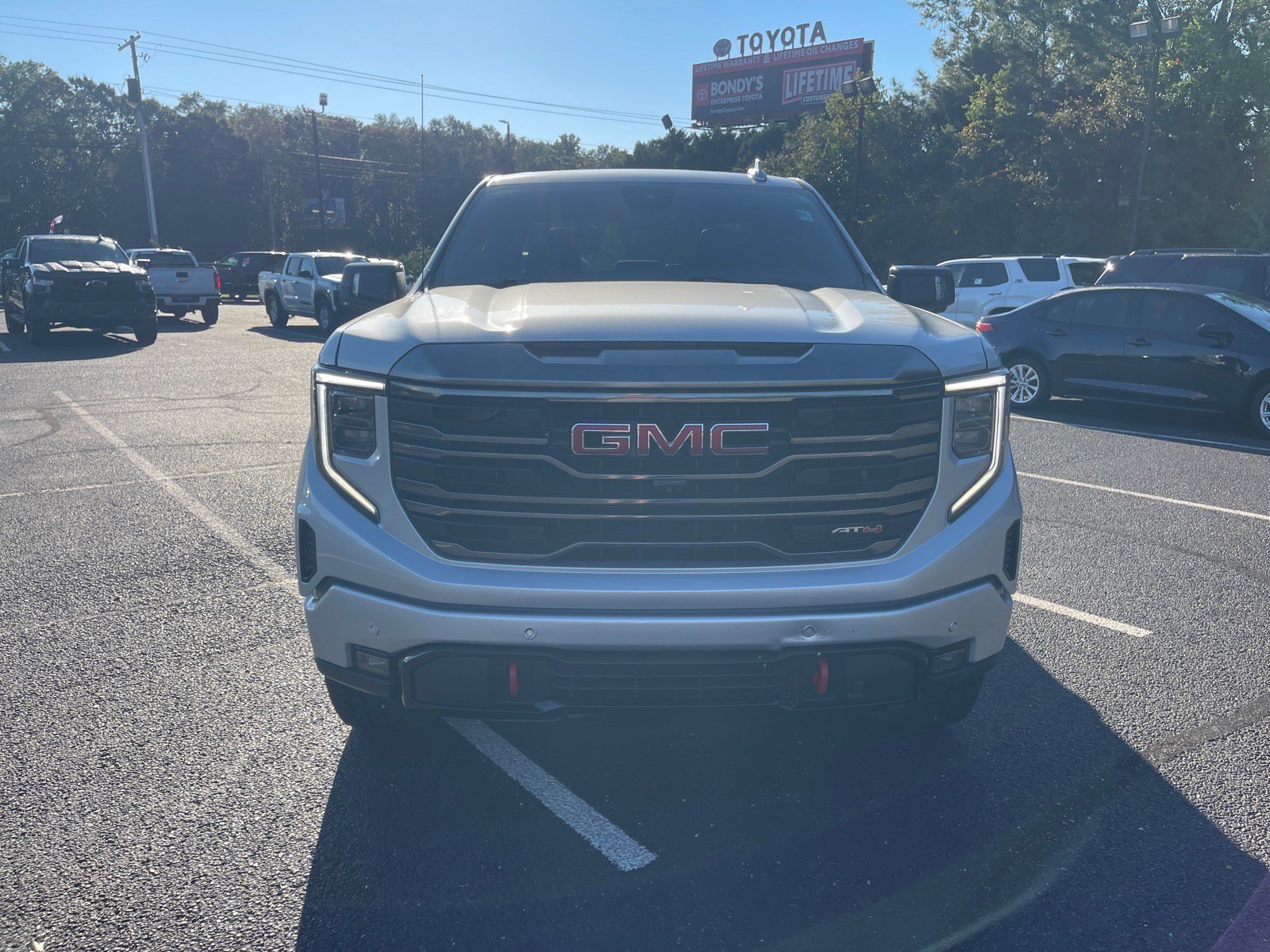 Used 2022 GMC Sierra 1500 AT4 w/ Technology Package AWD/4WD image 2