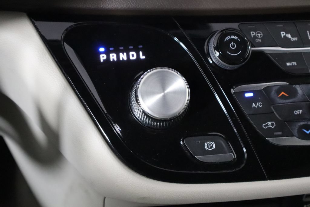 Used 2019 Chrysler Pacifica Touring-L Plus w/ Advanced Safetytec Group FWD image 30