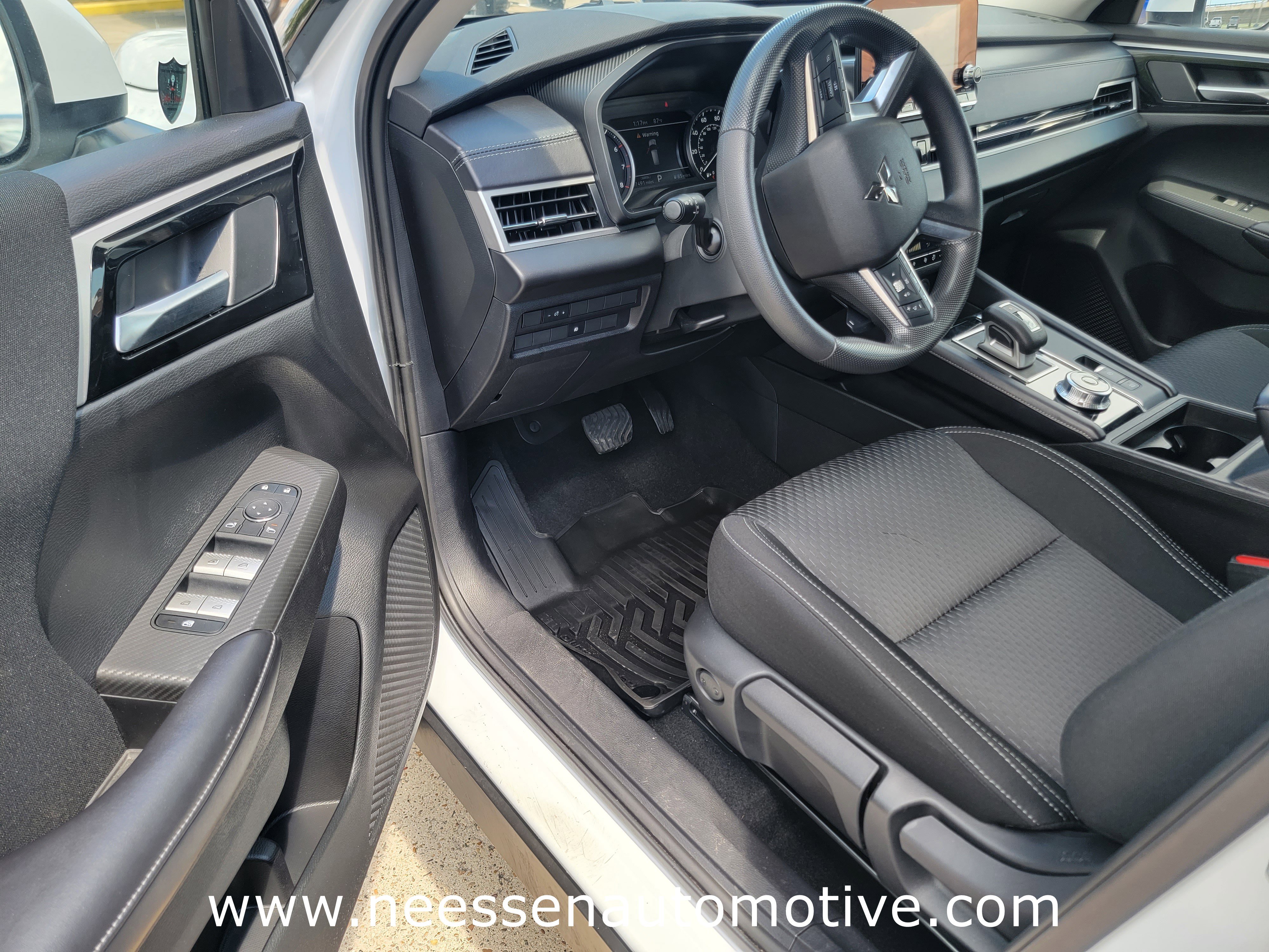 Used 2024 Mitsubishi Outlander ES image 14