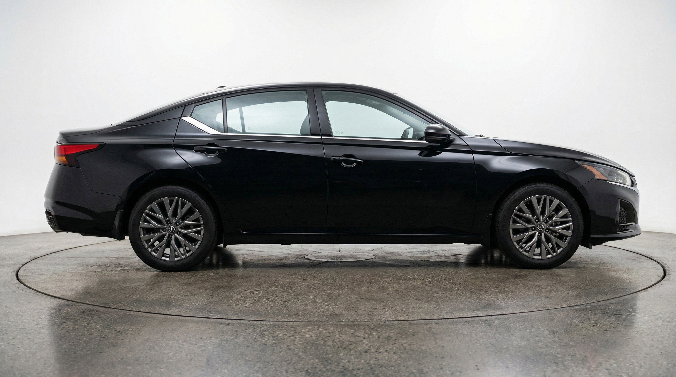 Used 2025 Nissan Altima 2.5 SV FWD image 11