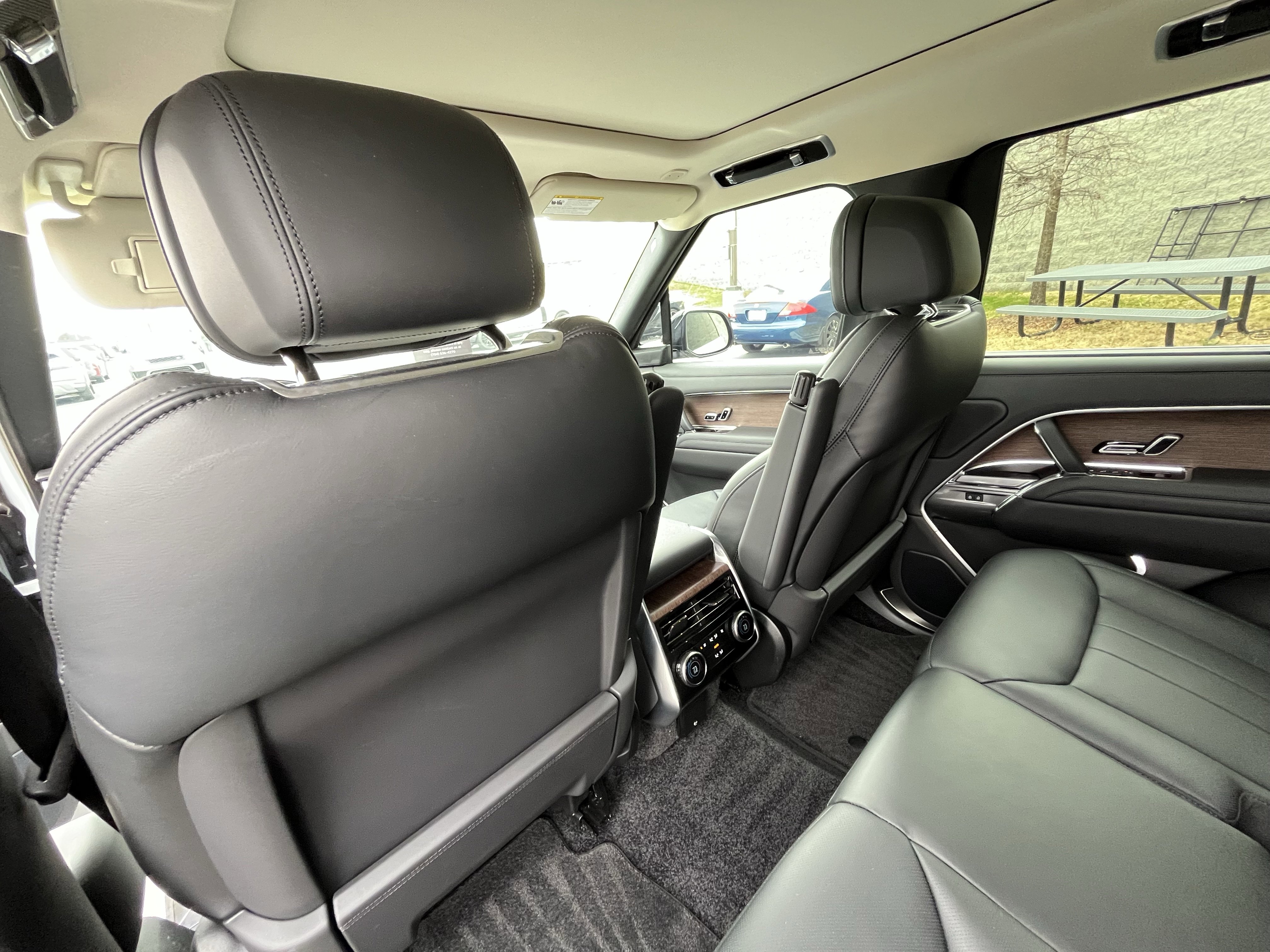 Certified 2025 Land Rover Range Rover SE image 32