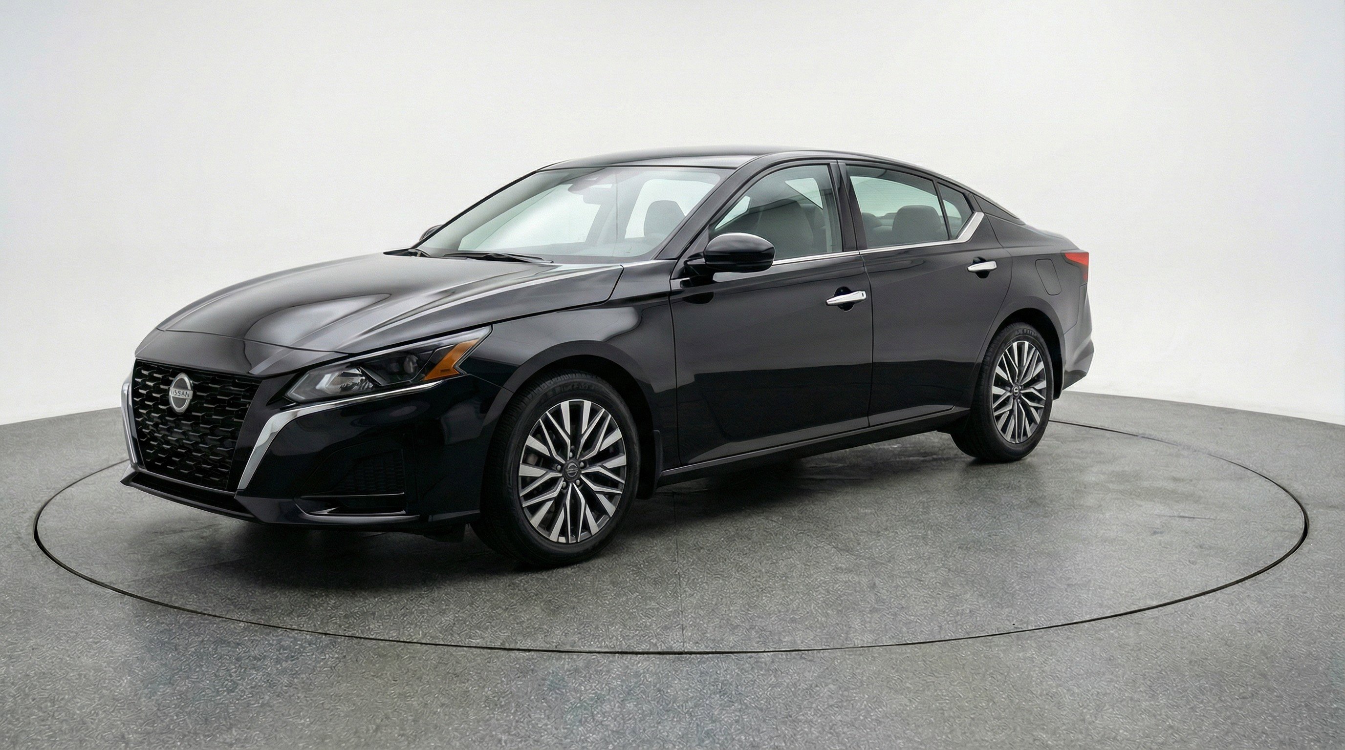 Used 2025 Nissan Altima 2.5 SV image 3