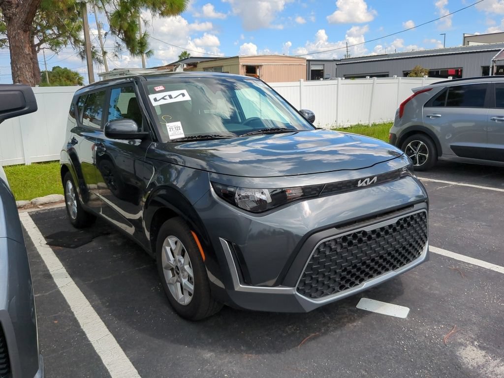 Certified 2025 Kia Soul LX w/ LX Technology Package FWD image 1