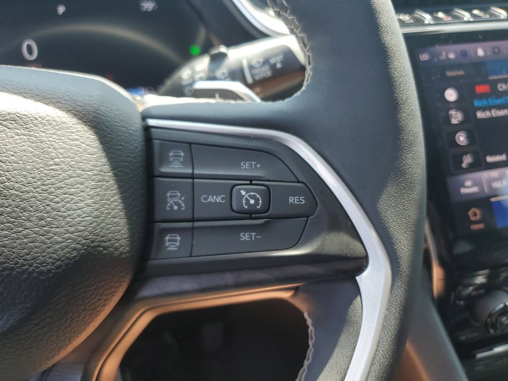 Used 2023 Jeep Grand Cherokee Limited AWD/4WD image 23