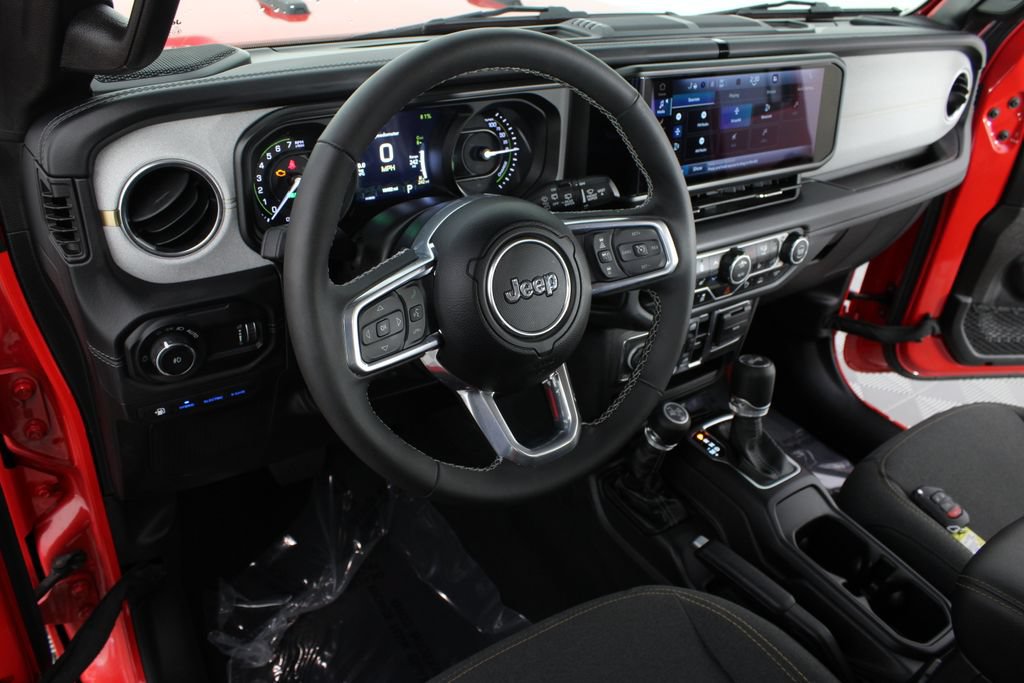 Used 2025 Jeep Wrangler Unlimited Sahara w/ Safety Group AWD/4WD image 8