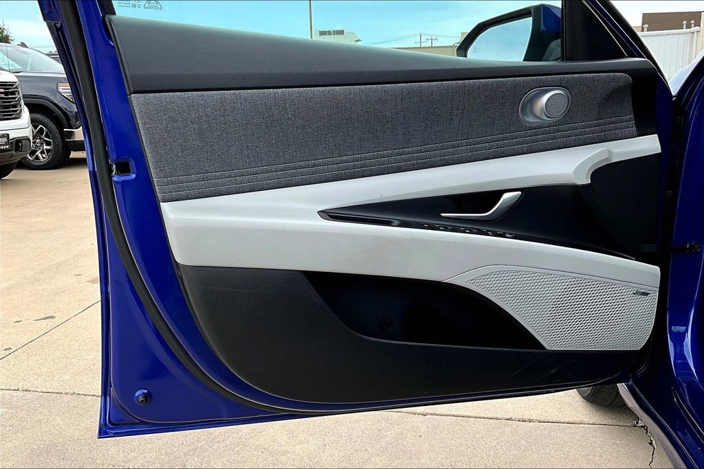 Used 2023 Hyundai Elantra Limited w/ Cargo Package image 21