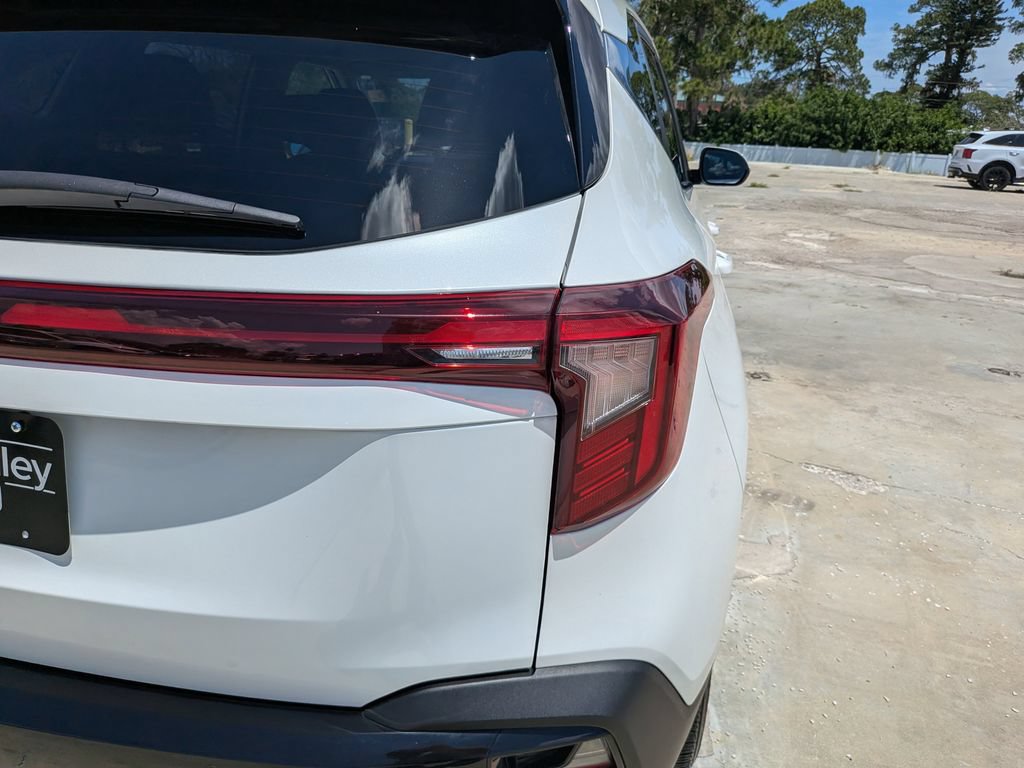Certified 2025 Kia Seltos EX w/ EX Sunroof Package FWD image 11
