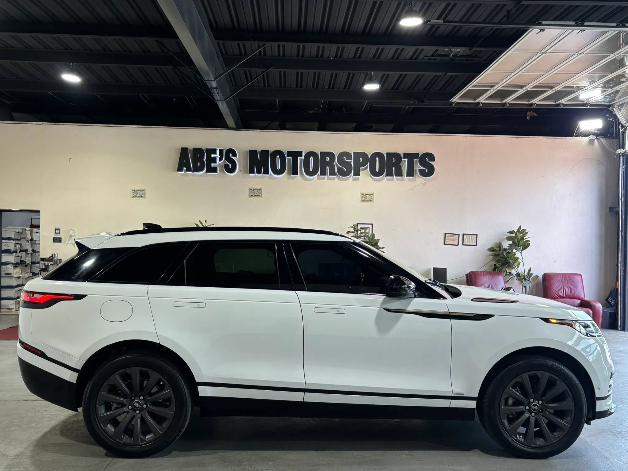 Used 2018 Land Rover Range Rover Velar R-Dynamic SE AWD/4WD image 9