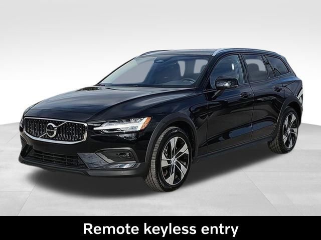 Used 2025 Volvo V60 B5 Cross Country Plus image 9