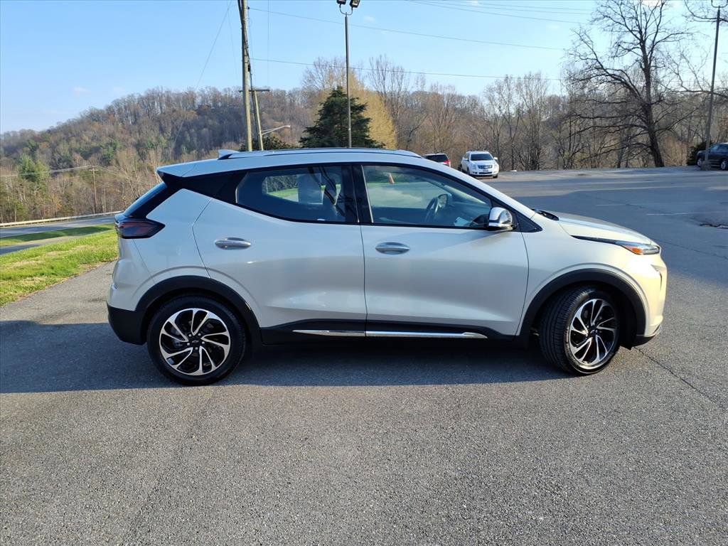 Used 2022 Chevrolet Bolt EUV Premier w/ Sun & Sound Package FWD image 3