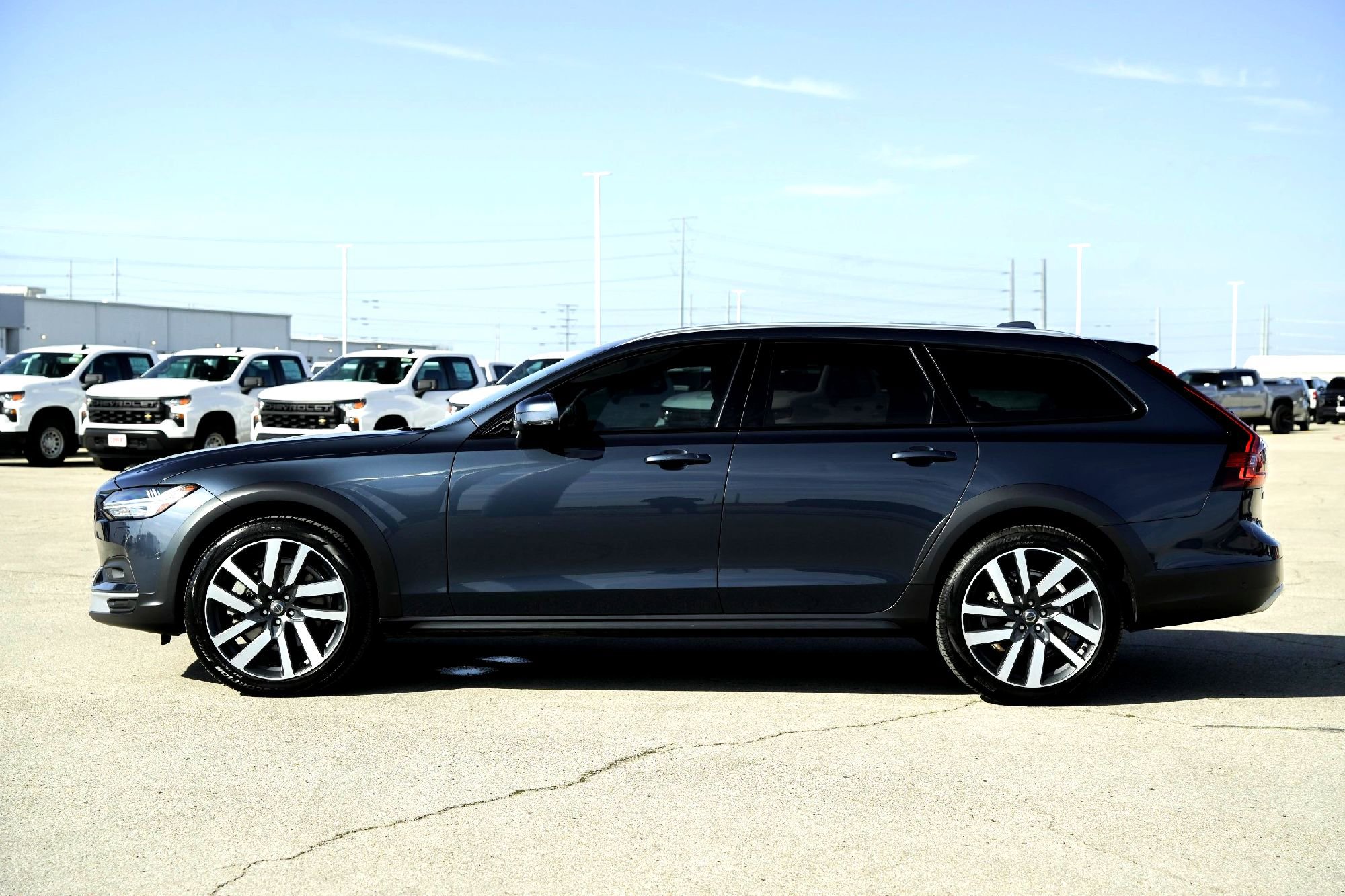 Used 2023 Volvo V90 B6 Cross Country Ultimate image 4