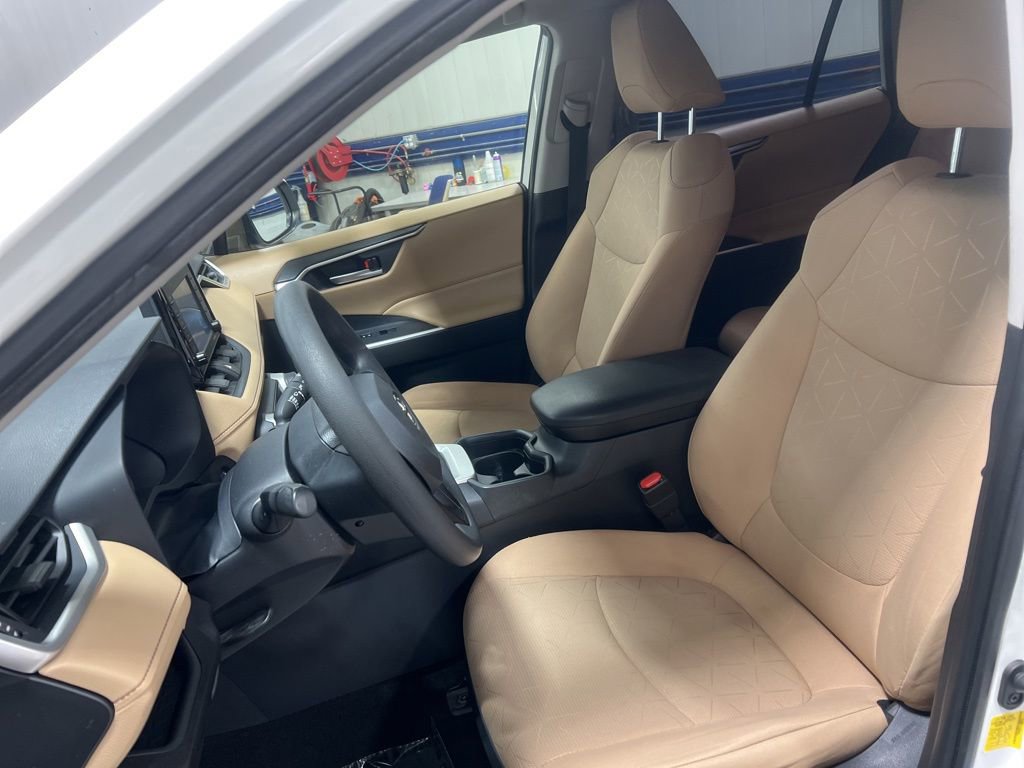 Used 2020 Toyota RAV4 XLE w/ Convenience Package image 14