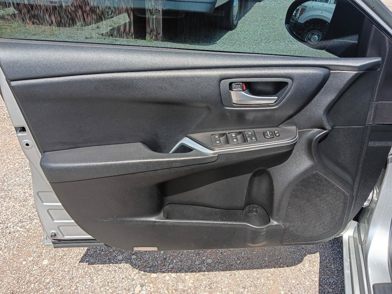 Used 2016 Toyota Camry SE FWD image 9