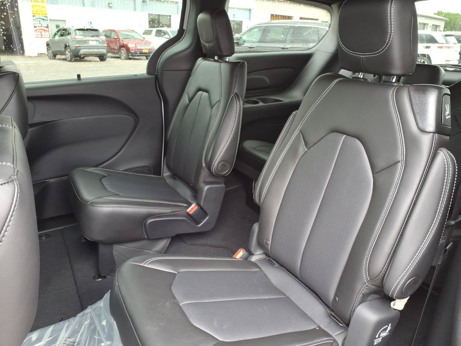 New 2027 Chrysler Pacifica Select AWD/4WD image 9
