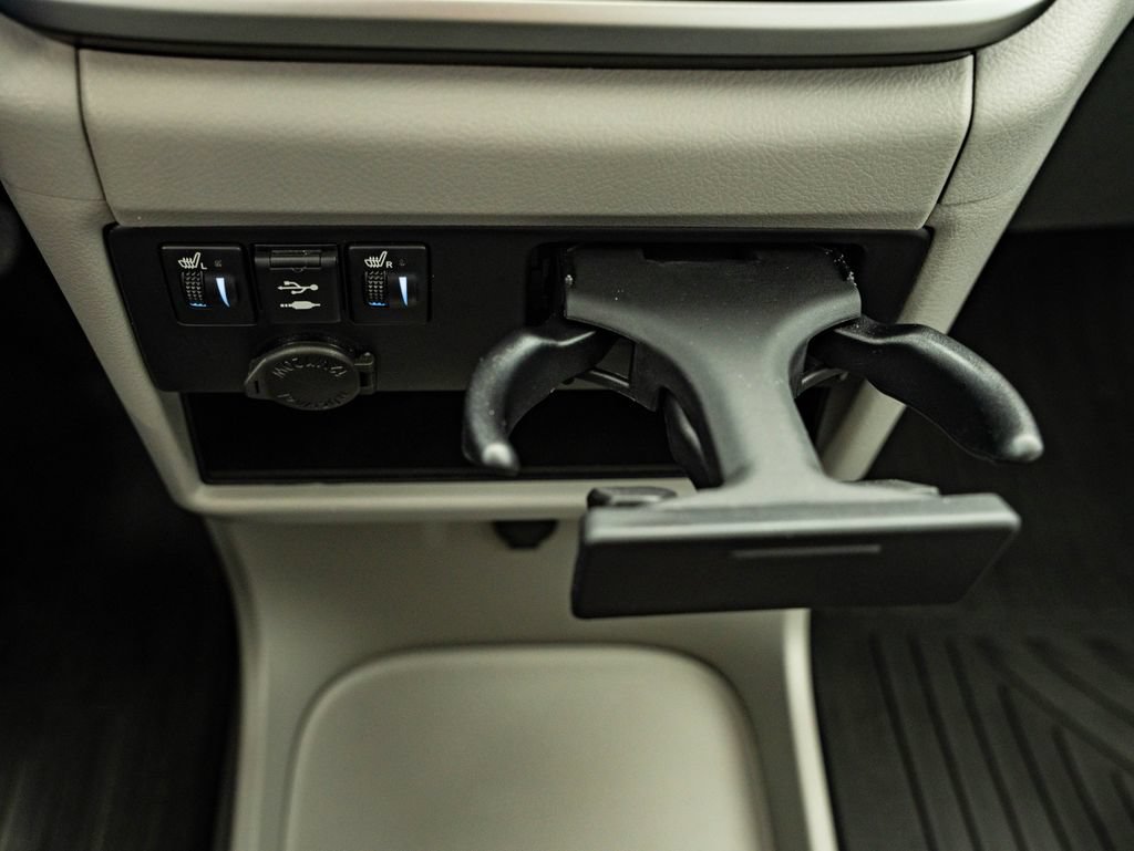 Used 2020 Toyota Sienna XLE FWD image 38