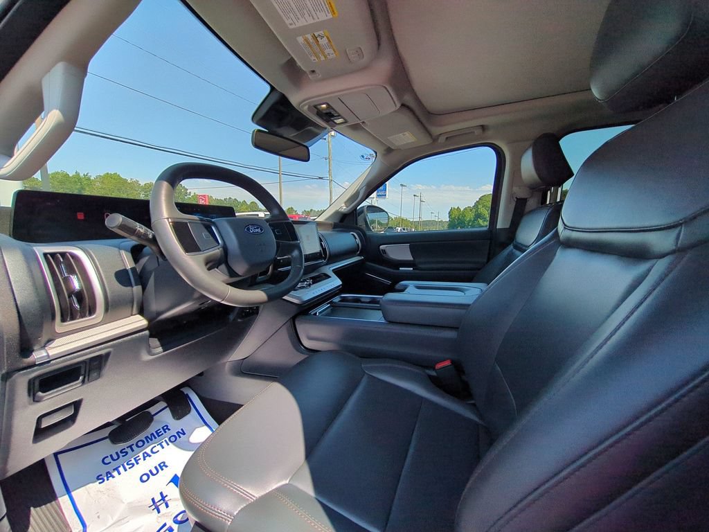 Used 2025 Ford Expedition Active RWD image 12