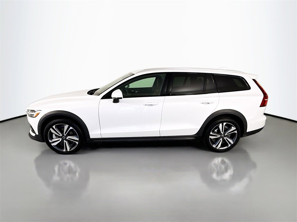 Used 2024 Volvo V60 B5 Cross Country Plus w/ Protection Package Premier image 2