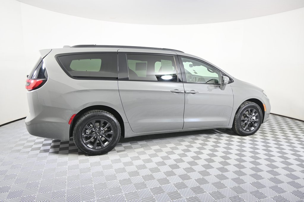 Used 2022 Chrysler Pacifica Touring-L w/ S Appearance Package image 7