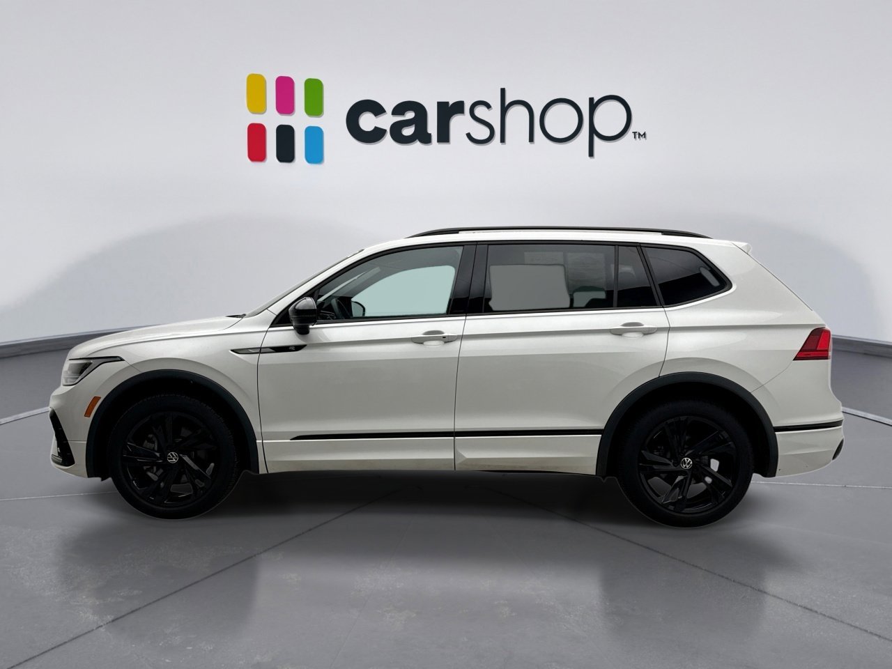 Used 2024 Volkswagen Tiguan SE R-Line image 2